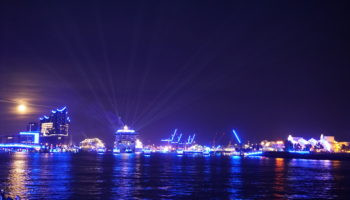 „Blue Nights“ lassen den Hamburger Hafen und die MSC Grandiosa in blauem Licht erstrahlen
