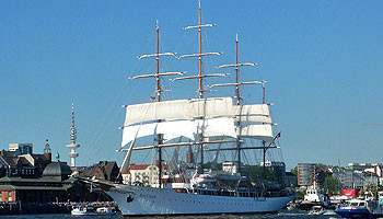 Ausfahrt aus Hamburg. Sea Cloud-Schiffsbesichtigungen sind auf Anfrage möglich © Melanie Kiel