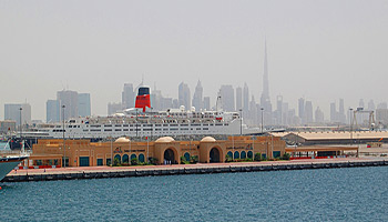 Am Kreuzfahrtterminal in Dubai © Melanie Kiel