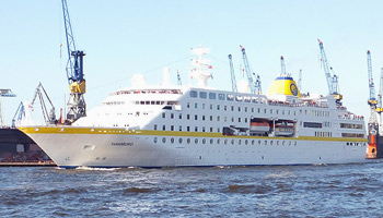 Sie trägt den Namen der Hansestadt durch die weite Welt, wurde 2012 selbst in Hamburg getauft und kam zurück in die Stadt, die ihr 2012 den Namen gab: Die “Hamburg”. Das kleine, feine Schiff von Plantours Kreuzfahrten ist 2013 neun Mal zu Besuch in der Hansestadt. © Melanie Kiel