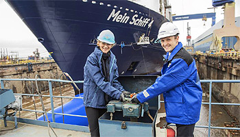 Wybcke Meier (CEO TUI Cruises) und Dr. Jan Meyer (CEO Meyer Turku) lassen Mein Schiff 4 aufschwimmen © TUI Cruises