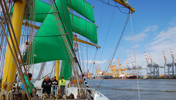 Die Alexander von Humboldt II zieht an Columbuskaje und Hafenanlagen vorbei © Melanie Kiel