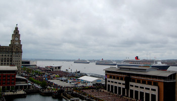 Die drei Kreuzfahrtschiffe drehen sich 180° mitten auf dem River Mersey © Melanie Kiel