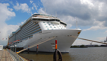 Erstanlauf der Regal Princess in Hamburg - hier am Cruise Center HafenCity © Melanie Kiel