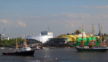 Die 65 Meter lange Bark Alexander von Humboldt II mit ihrem markanten grünen Rumpf und grünen Segeln fährt zum Weserlied ein.