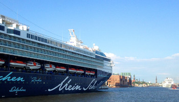 Mein Schiff 1 trifft Costa neoRomantica in Hamburg © Melanie Kiel