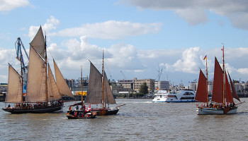 Vor der Parade sammeln sich die Traditionsschiffe, darunter Der Besanewer "Moewe" wurde 1907 als Frachtsegler gebaut (rechts) © Melanie Kiel