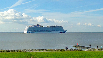 Die Norwegian Escape auf der Außenweser © Melanie Kiel