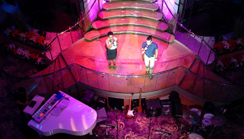 Entertainment auf der Showtreppe des Atriums © Melanie Kiel / Komm auf Kreuzfahrt