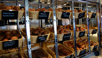 Eine enorme Auswahl an Brot und Brötchen gibt's in der Backstube © Melanie Kiel