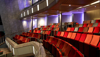 Platz für 1000 Gäste bietet das Theater auf Deck 5 © Melanie Kiel