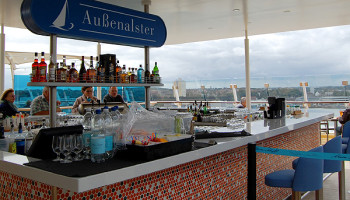 Am Heck der Mein Schiff 5 auf Deck 14 befindet sich mit der Bar Außenalster einer der Lieblingsplätze an Bord © Melanie Kiel