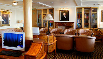 Die Bibliothek auf der MS Deutschland heißt Adlon-Lounge © Melanie Kiel