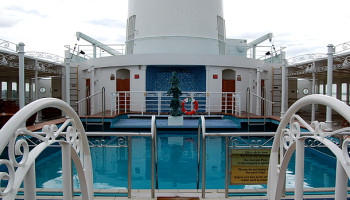 Der Außen-Pool auf dem Lido-Deck © Melanie Kiel