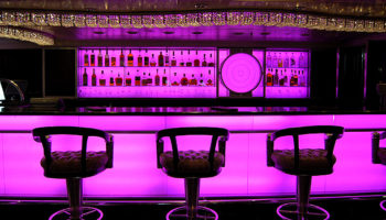 Pretty in pink und absoluter Eyecatcher ist die Oceania Cruises Casino Bar backboard auf Deck 6 © Melanie Kiel
