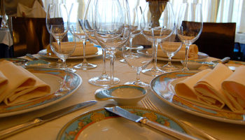 Im Restaurant Toscana speisen Gäste von Versace gestaltetem Rosenthal-Porzellan © Melanie Kiel