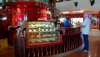 Die Aloha Atrium Bar - das Café des Schiffs - befindet sich im Atrium auf Deck 7