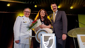 Taufzeremonie mit Kapitän Mark Dexter, Taufpatin Sarah Brightman, Seabourn Präsident Richard Meadows © Seabourn