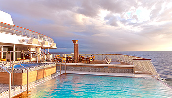 Aquavit Terrace und Infinity Pool © Viking Ocean Cruises