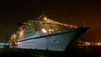 Die MS Magellan am Abend am Cruise Terminal in Altona. © Melanie Kiel