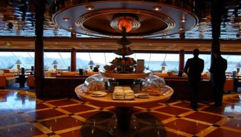 Hervorragender Service, luxuriöse Ausstattung und tolle Ausblicke bietet die exklusive Top Sail Lounge © Melanie Kiel