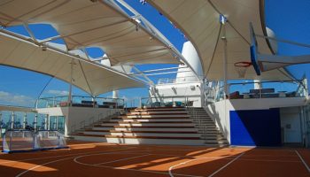 Der mit Sonnensegeln überdachte Outdoor-Sportbereich wurde auf der Mein Schiff 6 neu gestaltet © Melanie Kiel