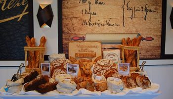 Brote, Brötchen und Baguettes in etlichen Variationen kommen stets frisch aus der bordeigenen Bäckerei © Melanie Kiel