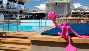 Wer in den 25 Meter langen Pool eintauchen möchte, kommt zunächst an pink- und blaufarbenen Kunstfiguren vorbei © Melanie Kiel
