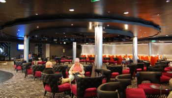 Schickes Design und Clubatmosphäre - die Bliss Ultra Lounge ist einer der schönsten Plätze an Bord zum Tanzen und Schauen © Melanie Kiel