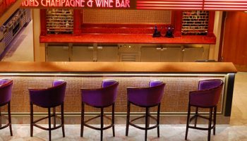 Champagner gefällig? Eine Reminiszenz ans Art-Deco findet man in der Magnum's Champagne & Wine Bar © Melanie Kiel