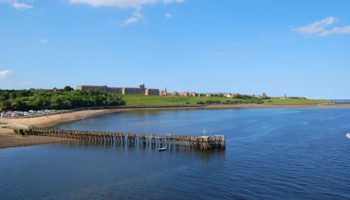 Leaving Newcastle: Über den Fluss Tyne bahnt sich die Princess Seeaals den Weg in Richtung Nordsee. An der Mündung liegt der Ort Tynemouth mit seiner Klosterruine und dem alten Schloss © Melanie Kiel