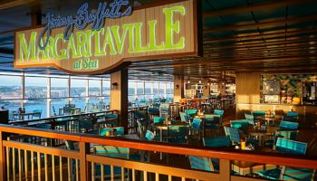 Snacks, Cocktails und tropische Klänge, dazu den weiten Blick aufs Meer gibt's in Jimmy Buffett’s Margaritaville at Sea auf Deck16 © Melanie Kiel