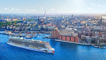 AIDAnova vor der Elbphilharmonie © AIDA Cruises