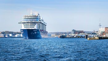 Neue Mein Schiff 1 läuft in Kiel ein © TUI Cruises 