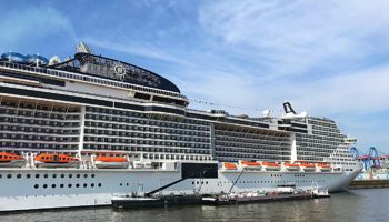 Die Hamburg-Premiere der MSC Meraviglia. Das Schiff hat am Cruise Terminal Steinwerder festgemacht © Melanie Kiel