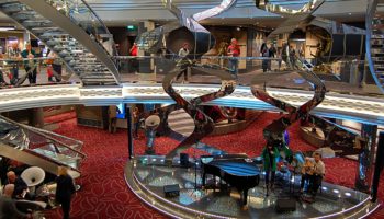 Das Infinity-Atrium erstreckt sich über drei Decks mit Bars und Lounges © Melanie Kiel