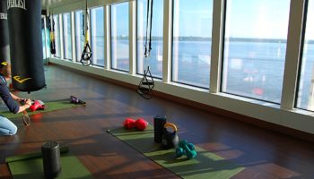 Ob Pilates-Session, Yogastunde, Spinnig oder Fitness an Geräten - auf der Norwegian Bliss trainiert man mit Meerblick (Deck 16) © Melanie Kiel