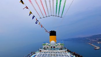 Die berühmte italienische Kunstflugstaffel „Frecce Tricolori“ über den Hafen von Triest © Costa Kreuzfahrten