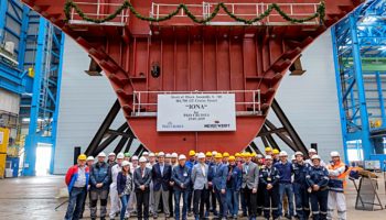 Paul Ludlow (President P&O Cruises), Stephan Schmees (Mitglied der Geschäftsleitung Projektmanagement, MEYER WERFT) Jürgen Storz (Projektleitung MEYER WERFT) mit den Teams der MEYER WERFT und P&O Cruises © MEYER WERFT