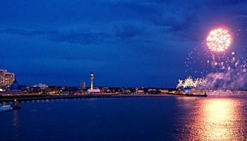 Feuerwerk über Bremerhaven zur Taufe der Vasco da Gama © Melanie Kiel