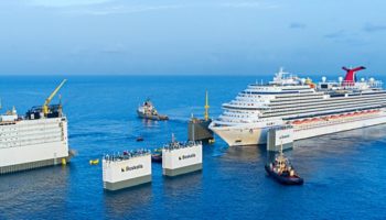 Die Carnival Vista wird vor der Boka Vanguard positioniert © Carnival Cruise Line