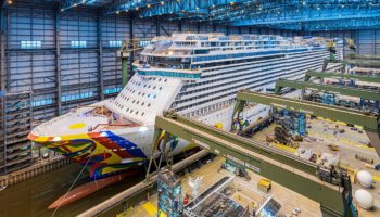 Die Norwegian Encore im Baudock der © Meyer Werft