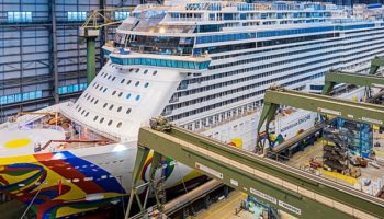 Die Norwegian Encore im Baudock der © Meyer Werft