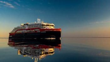 MS Roald Amundsen durchquert als erstes Hybrid-Expeditionsschiff die legendäre Nordwestpassage © Karsten Bidstrup / Hurtigruten